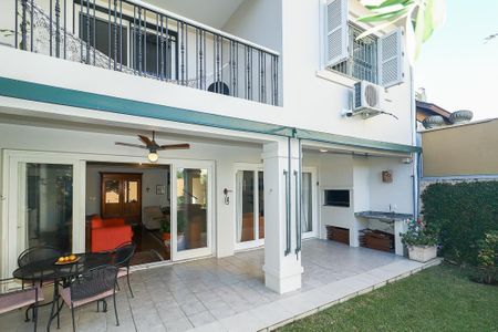 Casa à venda com 372m², 4 quartos e 4 vagasFundos