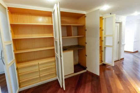 Casa de condomínio à venda com 1100m², 5 quartos e 4 vagasCorredor