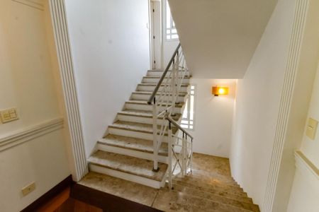 Casa de condomínio à venda com 1100m², 5 quartos e 4 vagasEscada acesso