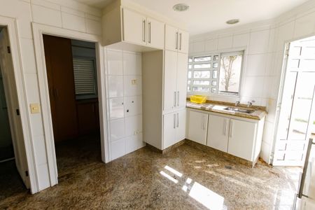 Casa de condomínio à venda com 1100m², 5 quartos e 4 vagasÁrea de Serviço