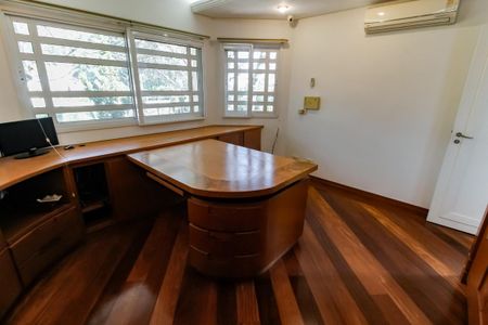 Casa de condomínio à venda com 1100m², 5 quartos e 4 vagasEscritório