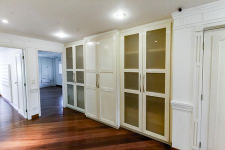 Casa de condomínio à venda com 1100m², 5 quartos e 4 vagasCorredor