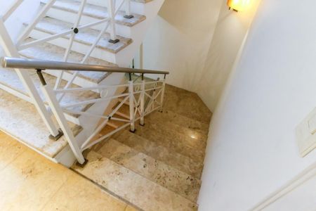 Casa de condomínio à venda com 1100m², 5 quartos e 4 vagasEscada acesso