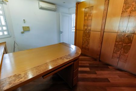 Casa de condomínio à venda com 1100m², 5 quartos e 4 vagasEscritório