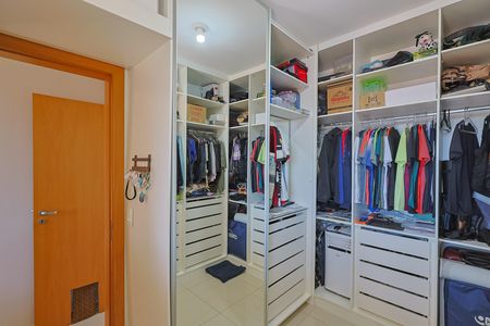 Apartamento à venda com 184m², 3 quartos e 2 vagas Apartamento à venda com 184m², 3 quartos e 2 vagasCloset da suíte 2