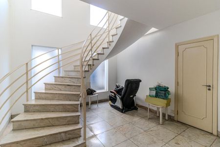 Casa à venda com 600m², 5 quartos e 8 vagasEscada