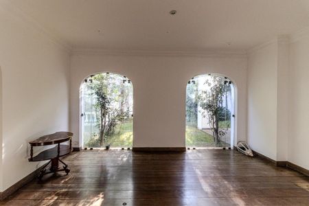 Casa à venda com 600m², 5 quartos e 8 vagasSala 1