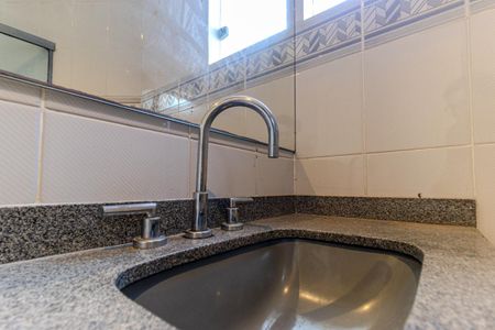 Casa à venda com 600m², 5 quartos e 8 vagasBanheiro da Suíte 4