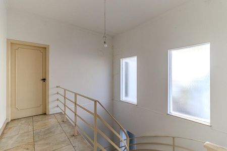 Casa à venda com 600m², 5 quartos e 8 vagasEscada