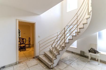 Casa à venda com 600m², 5 quartos e 8 vagasEscada