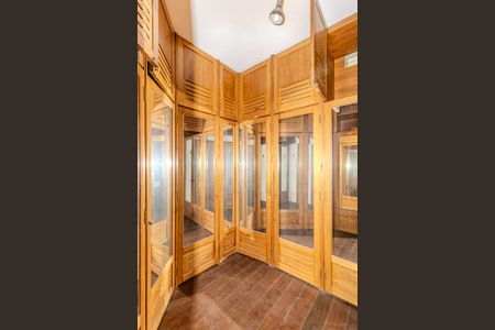 Casa à venda com 600m², 5 quartos e 8 vagasCloset