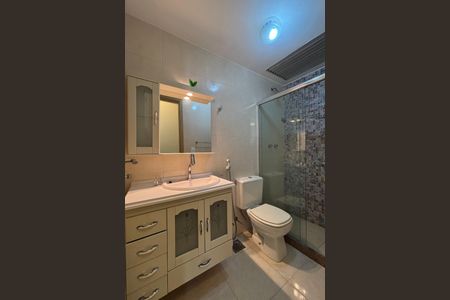 Apartamento à venda com 108m², 2 quartos e 2 vagas Apartamento à venda com 108m², 2 quartos e 2 vagasBanheiro da Suíte