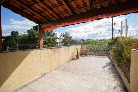 Casa à venda com 180m², 2 quartos e 2 vagasVaranda