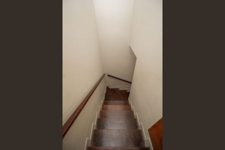 Casa à venda com 180m², 2 quartos e 2 vagasEscada