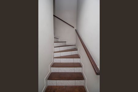 Casa à venda com 180m², 2 quartos e 2 vagasEscada