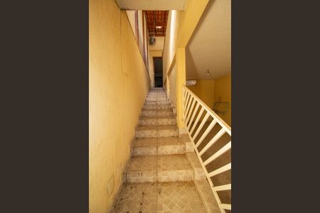 Casa à venda com 180m², 2 quartos e 2 vagasEscada