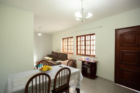 Casa à venda com 200m², 3 quartos e 2 vagas Casa à venda com 200m², 3 quartos e 2 vagasSala de Jantar