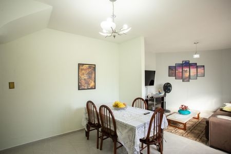 Casa à venda com 200m², 3 quartos e 2 vagas Casa à venda com 200m², 3 quartos e 2 vagasSala de Jantar