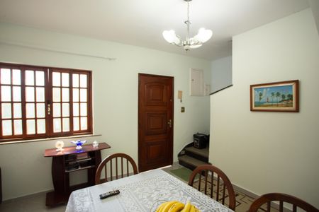 Casa à venda com 200m², 3 quartos e 2 vagas Casa à venda com 200m², 3 quartos e 2 vagasSala de Jantar