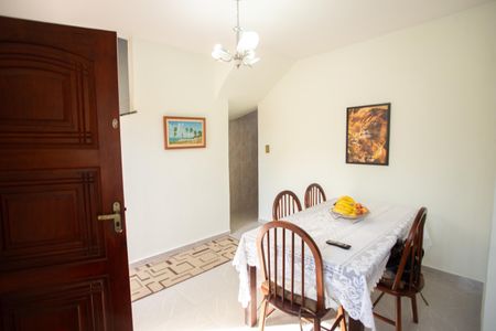 Casa à venda com 200m², 3 quartos e 2 vagas Casa à venda com 200m², 3 quartos e 2 vagasSala de Jantar