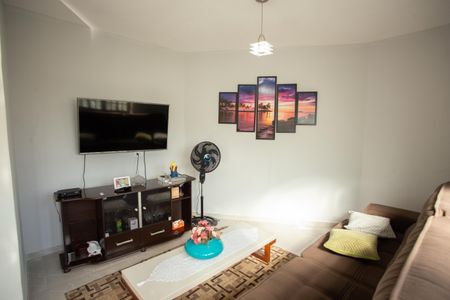 Casa à venda com 200m², 3 quartos e 2 vagas Casa à venda com 200m², 3 quartos e 2 vagasSala de TV