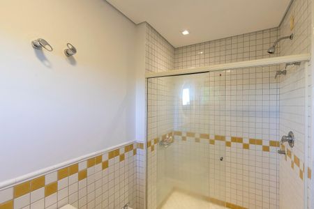 Casa de condomínio à venda com 447m², 4 quartos e 5 vagas Casa de condomínio à venda com 447m², 4 quartos e 5 vagasBanheiro da suíte 2