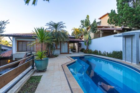 Casa de condomínio à venda com 447m², 4 quartos e 5 vagas Casa de condomínio à venda com 447m², 4 quartos e 5 vagasQuintal com piscina