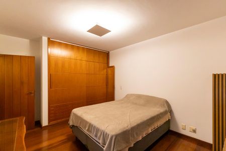 Casa de condomínio à venda com 447m², 4 quartos e 5 vagas Casa de condomínio à venda com 447m², 4 quartos e 5 vagasSuíte 2