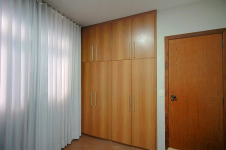 Apartamento à venda com 150m², 4 quartos e 2 vagasQuarto 2
