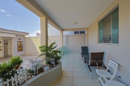 Casa à venda com 292m², 4 quartos e 4 vagasVaranda gourmet