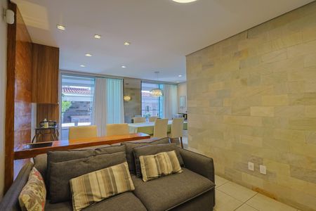 Casa à venda com 292m², 4 quartos e 4 vagasSala