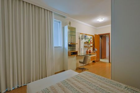 Casa à venda com 292m², 4 quartos e 4 vagasSuíte 1