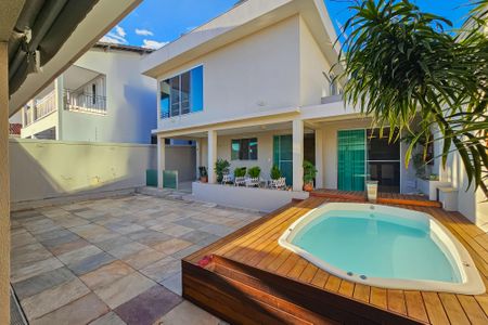 Casa à venda com 292m², 4 quartos e 4 vagasVaranda gourmet