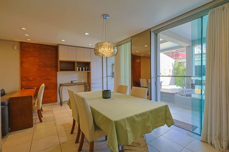 Casa à venda com 292m², 4 quartos e 4 vagasSala