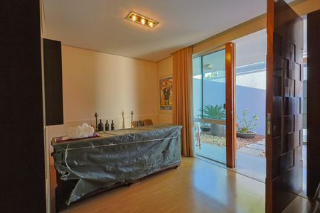 Casa à venda com 292m², 4 quartos e 4 vagasEscritório