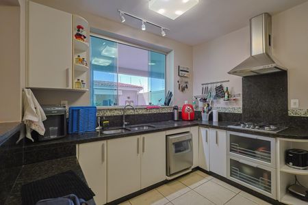 Casa à venda com 292m², 4 quartos e 4 vagasCozinha