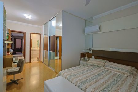 Casa à venda com 292m², 4 quartos e 4 vagasSuíte 1