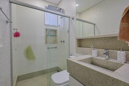 Casa à venda com 292m², 4 quartos e 4 vagasBanheiro Semi Suíte 2 e 3