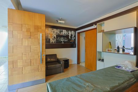 Casa à venda com 292m², 4 quartos e 4 vagasEscritório