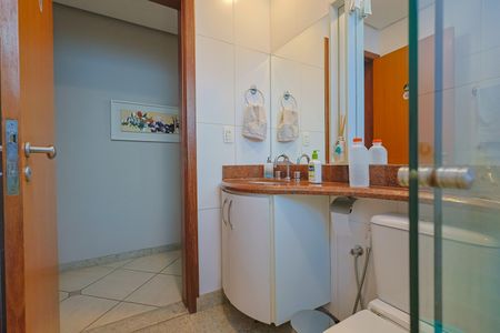 Casa à venda com 292m², 4 quartos e 4 vagasBanheiro Social