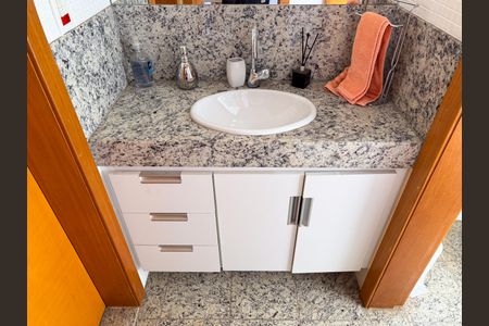 Apartamento à venda com 180m², 3 quartos e 3 vagasBanheiro do Quarto 2