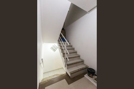 Casa à venda com 260m², 4 quartos e 3 vagas Casa à venda com 260m², 4 quartos e 3 vagasEscada