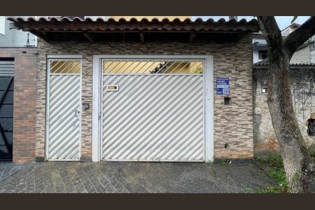 Casa à venda com 260m², 4 quartos e 3 vagas Casa à venda com 260m², 4 quartos e 3 vagasFachada