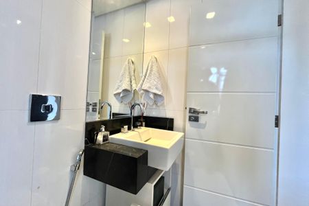 Apartamento à venda com 200m², 2 quartos e 3 vagasBanheiro da Suíte 2