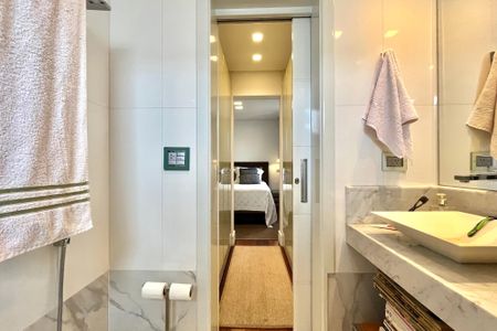 Apartamento à venda com 200m², 2 quartos e 3 vagasBanheiro da Suíte 1