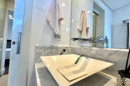 Apartamento à venda com 200m², 2 quartos e 3 vagasBanheiro da Suíte 1