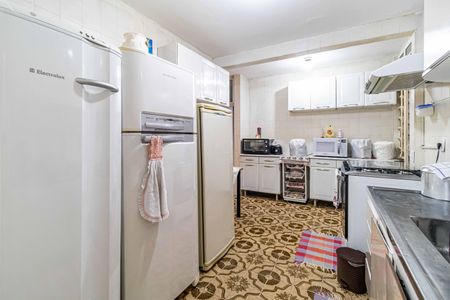 Casa à venda com 170m², 4 quartos e 2 vagas Casa à venda com 170m², 4 quartos e 2 vagasCozinha