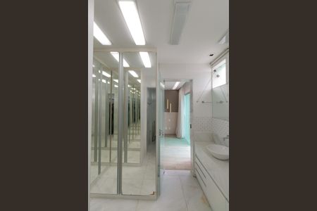 Apartamento à venda com 216m², 4 quartos e 3 vagas Apartamento à venda com 216m², 4 quartos e 3 vagasBanheiro