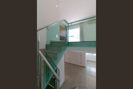 Apartamento à venda com 216m², 4 quartos e 3 vagas Apartamento à venda com 216m², 4 quartos e 3 vagasEscada