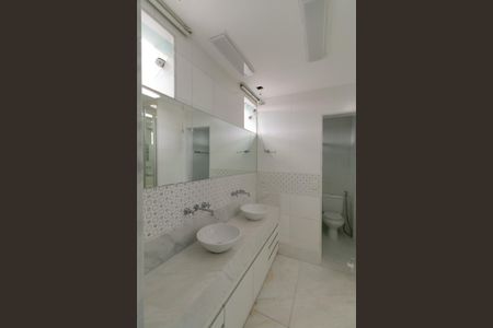 Apartamento à venda com 216m², 4 quartos e 3 vagas Apartamento à venda com 216m², 4 quartos e 3 vagasBanheiro